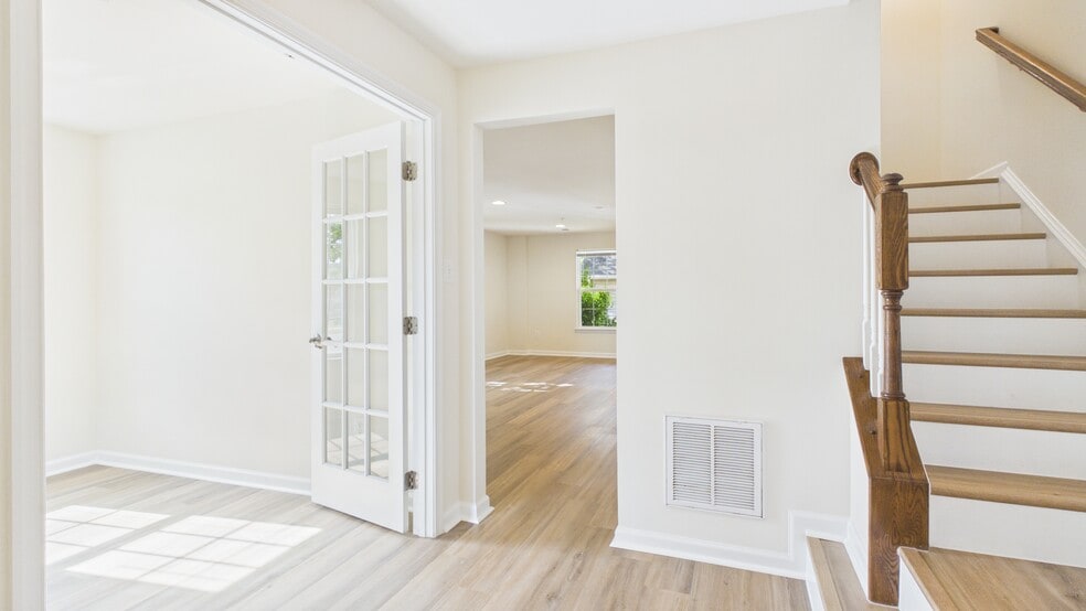 Building Photo - 5423 Saint Rita Dr