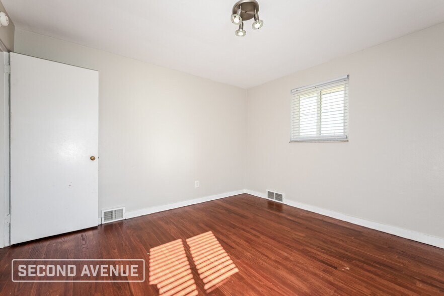 Building Photo - 382 Collins Dr