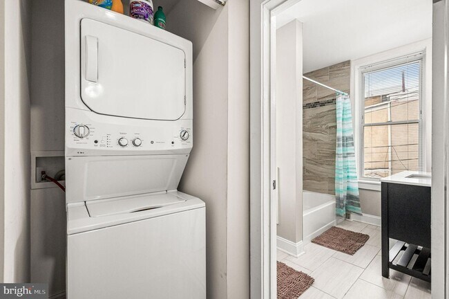 Building Photo - 930 N 30th St