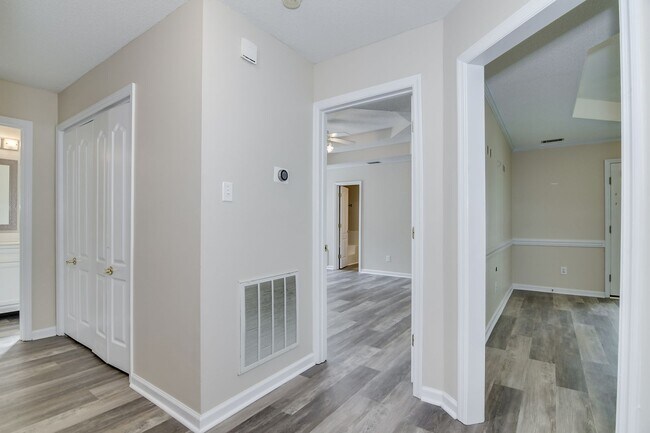 Building Photo - 2545 Carriage Creek