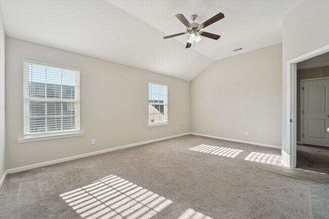 Building Photo - AVAILABLE NOW! (Pet Friendly)