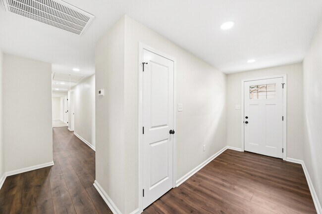 Building Photo - 7946 Fowlie St