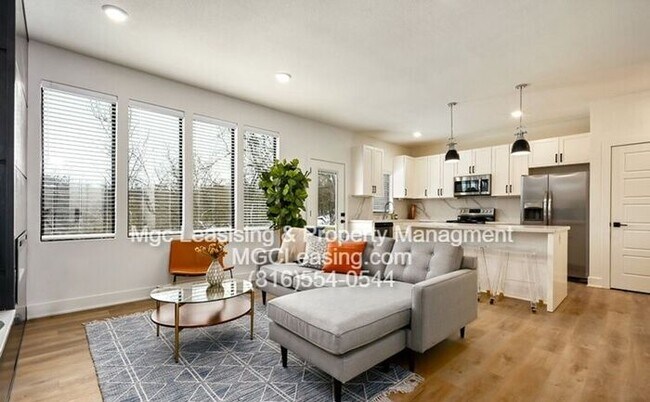 Building Photo - Spacious Duplex with Partially Finished Walkout Basement- Available in December!