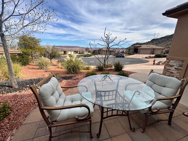 Building Photo - Short Term Fully Furnished Rental! Available May 1st - October 31st!