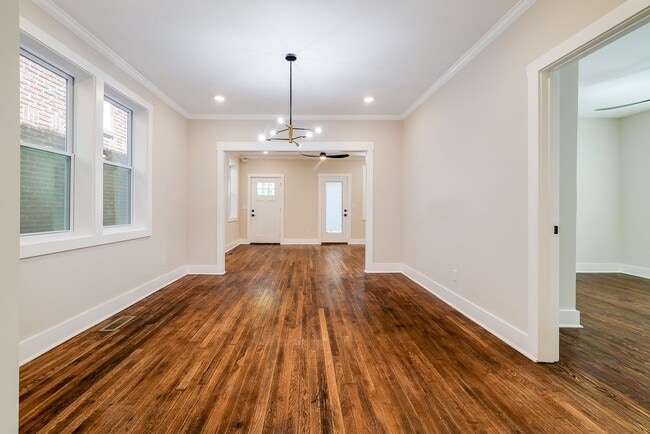 Building Photo - Townhome Close To Downtown..Available NOW!!!