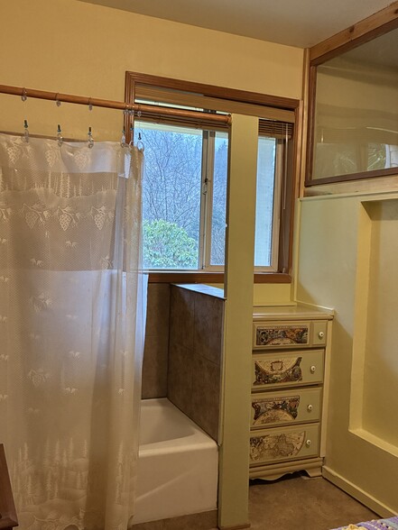 Bedroom, tub, window to front yard - 4485 S Schooner Creek Rd