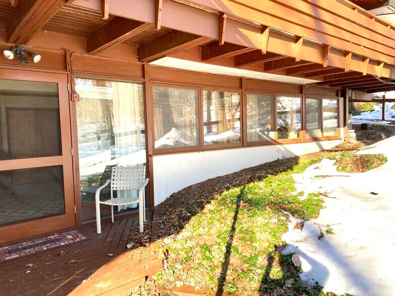 Entrance and windows - 206 Hanshaw Rd