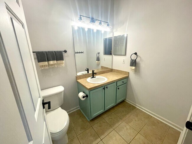 Building Photo - 1 Bedroom, 1 Bath Condo in The Concord West of the Ashley!
