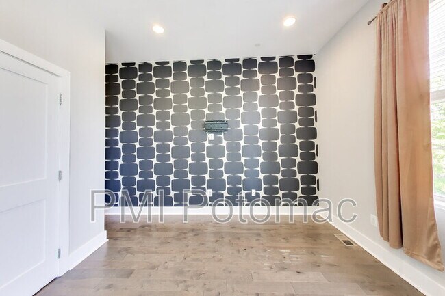 Building Photo - 1839 D St NE