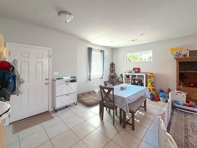 Building Photo - 2004 Pecan Island Dr