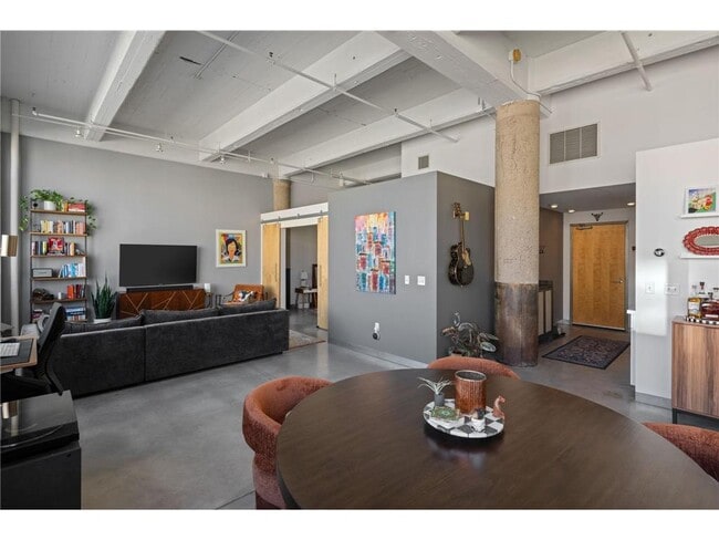 Building Photo - 700 N Washington Ave