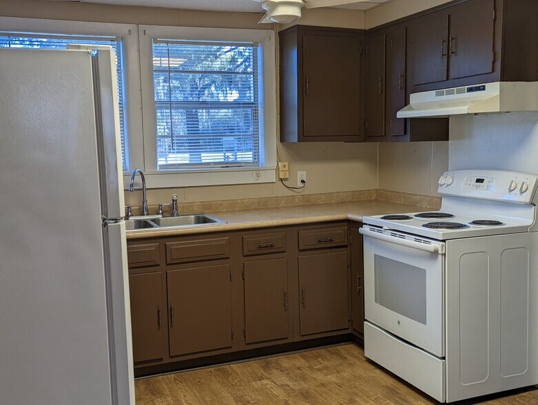 Kitchen photo #2 - 804 N Maple St
