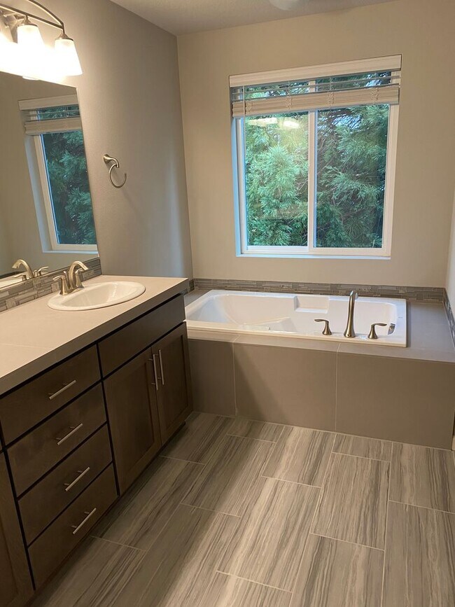 Building Photo - AVAILABLE NOW!!! 4BD/3BA - Pet friendly + Fenced Yard & Washer/Dryer Included - Great South Locat...