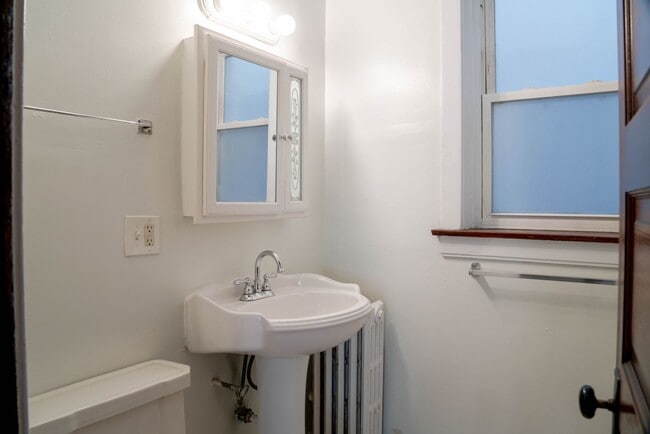 Building Photo - Lakeview / Southport Corridor - 2 Bed / 1 ...