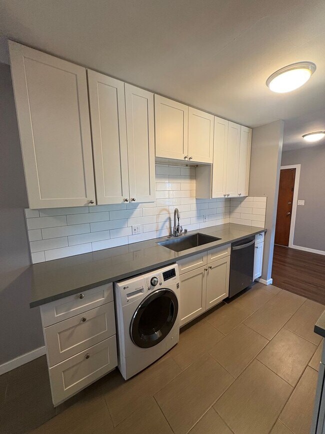 Building Photo - Charming 1 Bed / 1 Bath in Historic Bluff Park - Upper-Level End Unit Just One Block from the Beach!