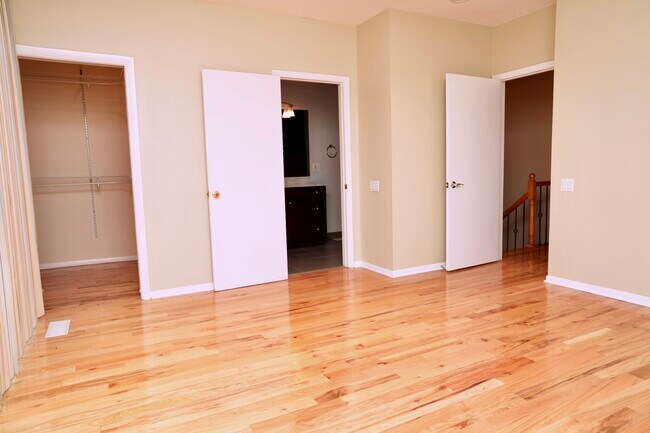 Building Photo - 6532 N California Ave