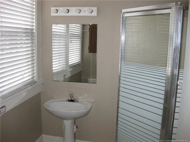 Building Photo - 1511 Fort Bragg Rd