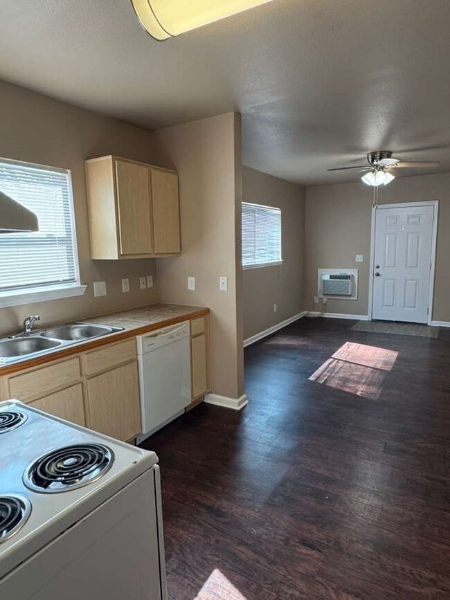 Building Photo - 1225 W 25th St