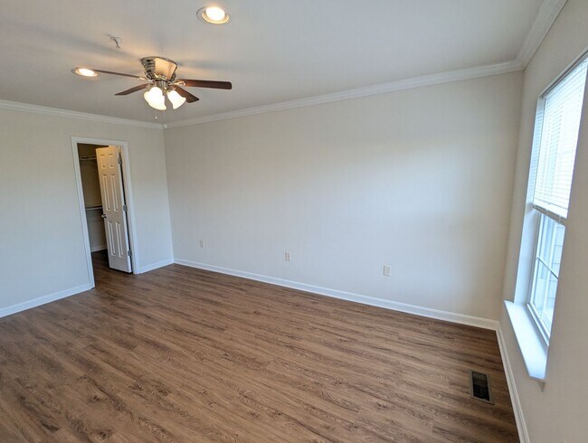 Building Photo - Renovated Townhouse in Frederick ready for...