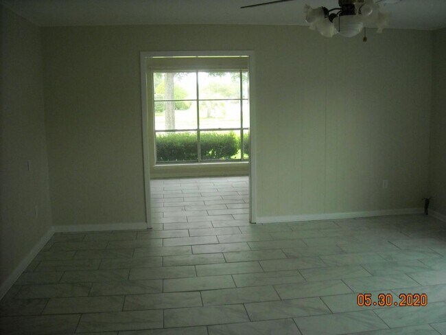 Building Photo - 10331 W Almond Dr