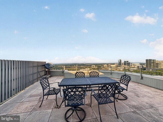 Building Photo - 8220 Crestwood Heights Dr