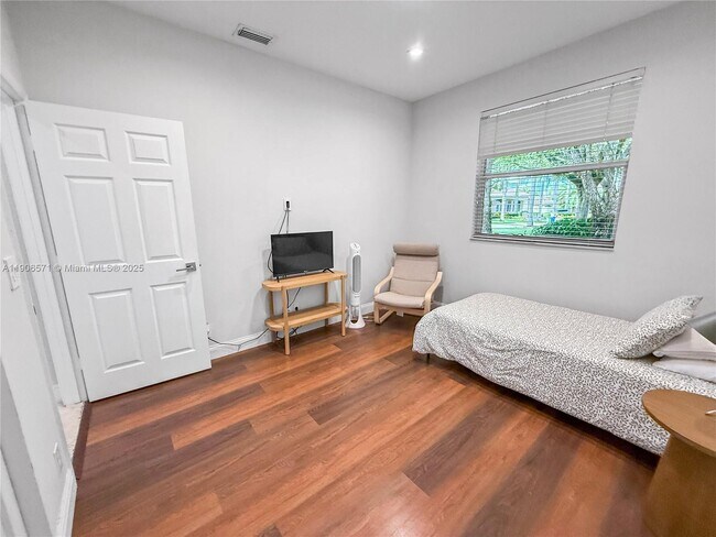 Building Photo - 2514 Poinciana Dr