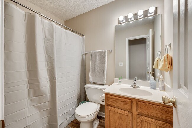 Building Photo - Beautiful, well maintained home in the hea...