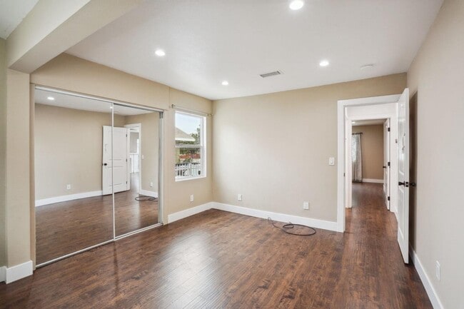 Building Photo - 1133 W 78th St