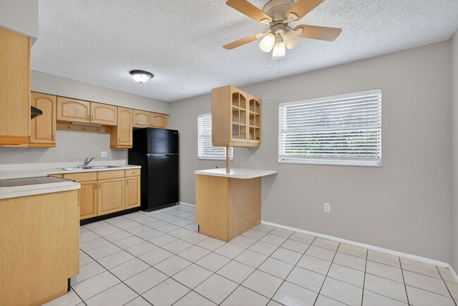 Building Photo - 3 Bedroom Home in Tavares – Available Now!