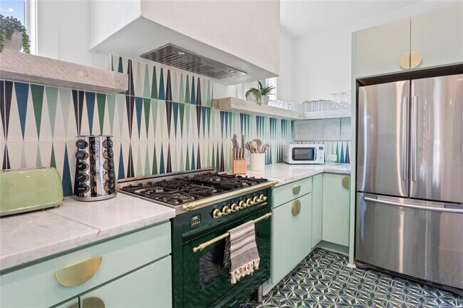 Building Photo - 724 Charles Allen Dr NE