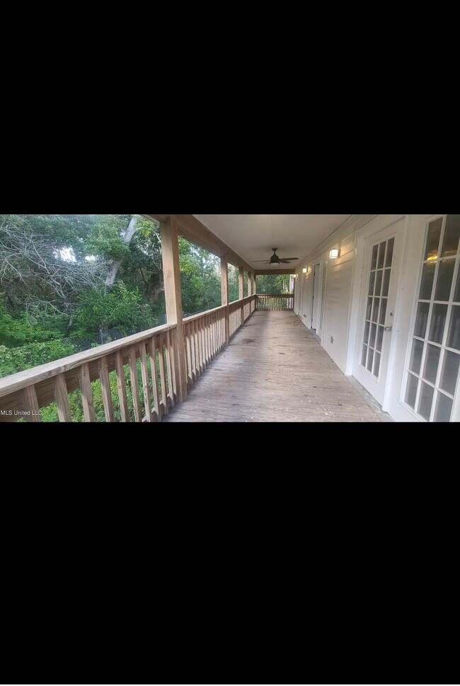Building Photo - 349 Hiller Dr