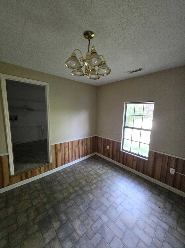 Building Photo - Charming 2-Bed Gem on Ashmore Ave