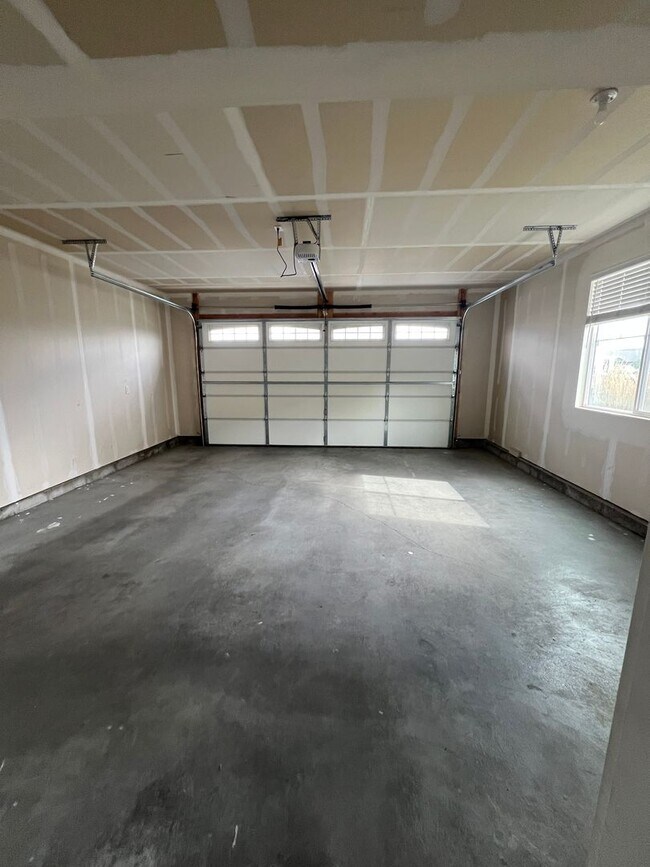 Building Photo - Beautiful 3 Bed, 2.5 Bath Townhome in Summerfield Subdivision | $1,995/month