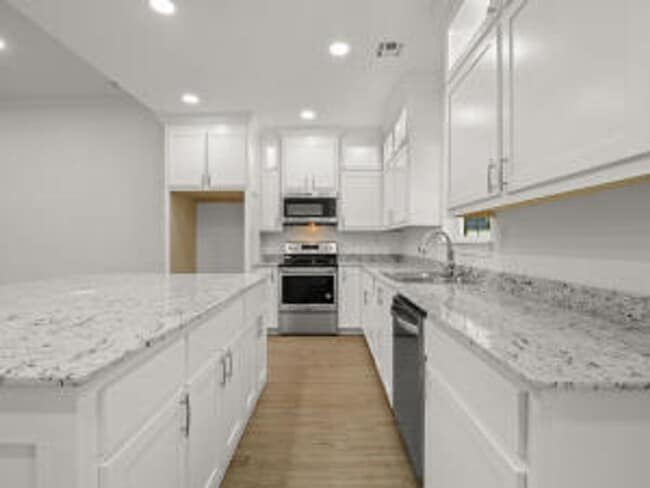 Building Photo - 308 W Schweitzer Ave