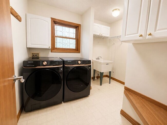 Building Photo - GORGEOUS 3 BEDROOM HOME ON WEST SIDE OF TRAVERSE CITY