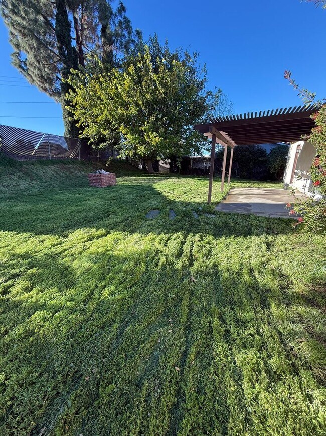 Building Photo - FOR LEASE 3+1 HOME LOCATED IN SIMI VALLEY,CA