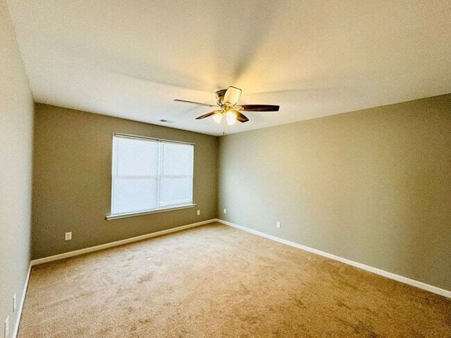 Building Photo - 4 bed, 2 bath-- Available NOW!!