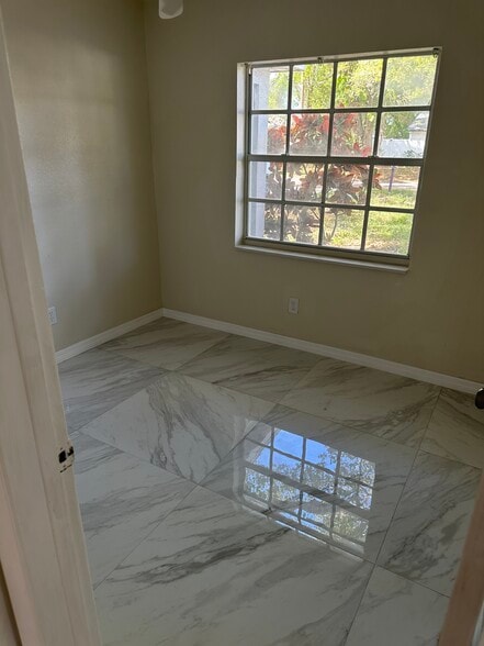 Building Photo - 4909 N Darby Ave