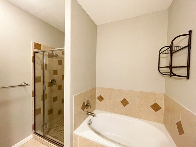 Building Photo - Stunning 2 Bedroom, 2 Bathroom Condo with ...