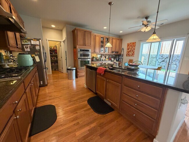 Building Photo - 4BR, 2.5 Bath + Loft DuPont Home