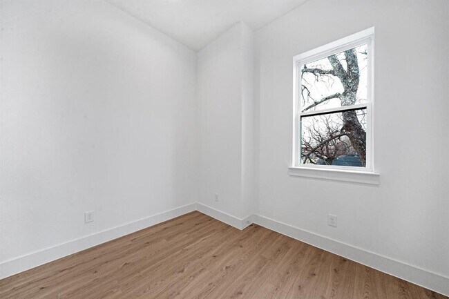 Building Photo - 2311 Solo St