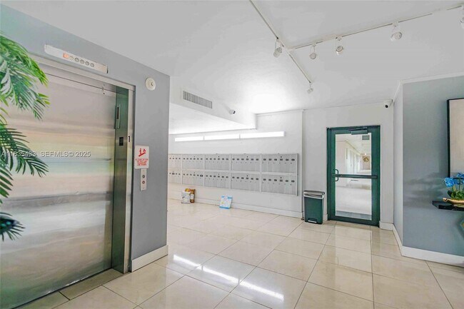 Building Photo - 2751 N Palm Aire Dr