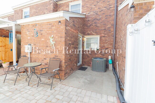 Building Photo - No HOA Furnished Townhouse close to Ocean