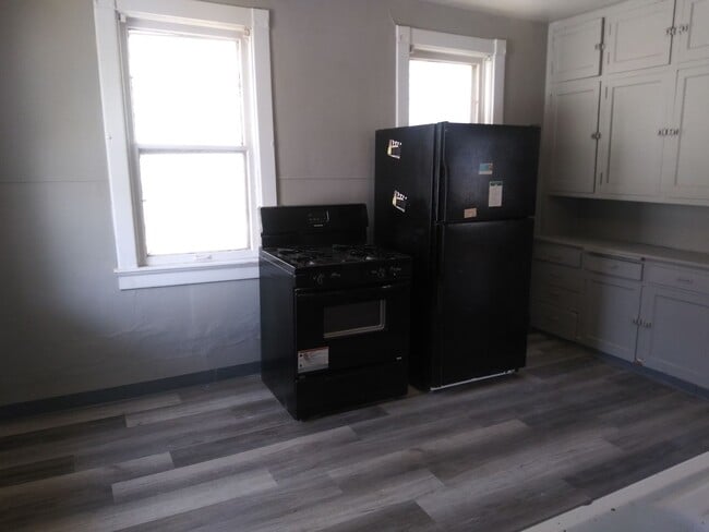 Building Photo - 5 bedroom single family home