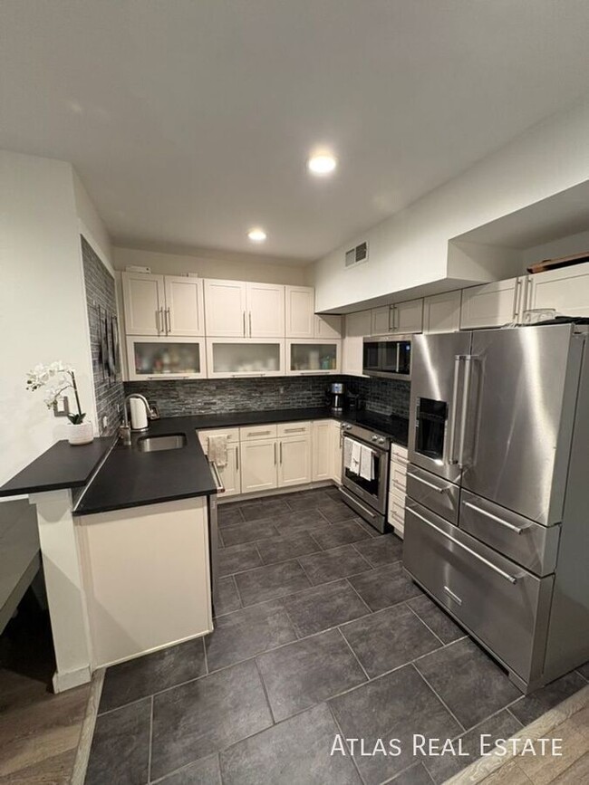 Building Photo - Stunning, Fully Updated 2-Bedroom Condo in...