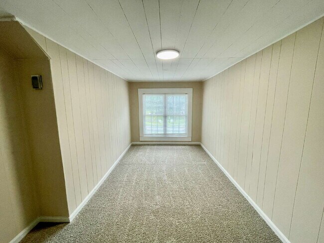 Building Photo - Spacious 4-Bedroom Farmhouse with 2.5 Baths in Raeford!