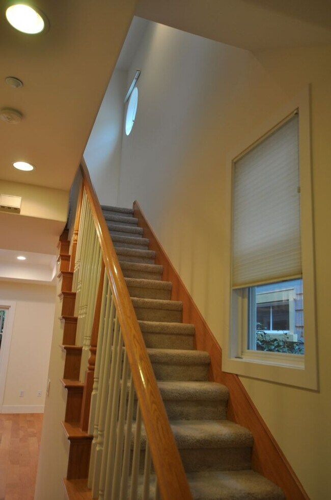 Building Photo - Luxury Craftsman Style Home in quiet San M...