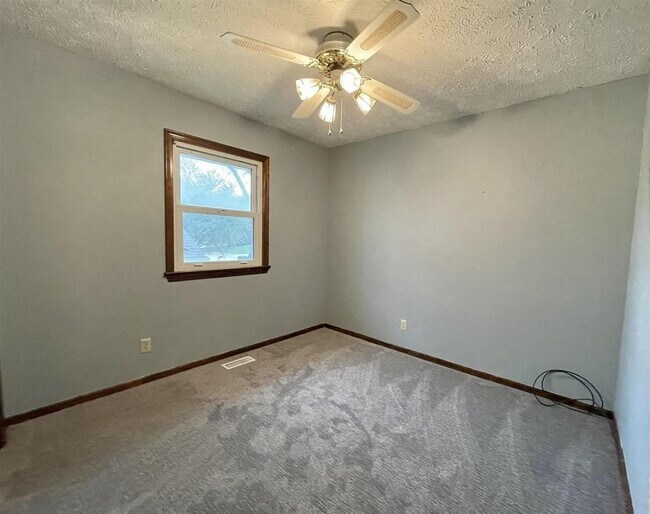Building Photo - Spacious Tri-Level Home With Modern Upgrad...