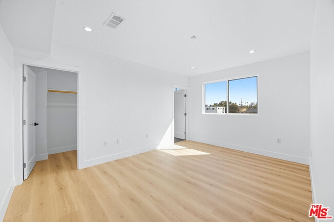 Building Photo - 3207 W 18th St