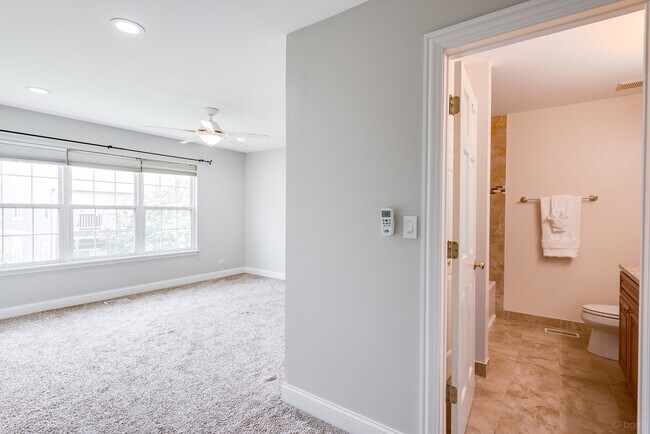 Building Photo - 806 Woodewind Dr